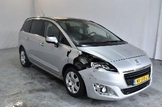 damaged commercial vehicles Peugeot 5008 1.6 e-HDi Style 5p. 2014/3