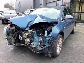 damaged commercial vehicles Opel Astra Astra J Sports Tourer (PD8/PE8/PF8), Combi, 2010 / 2015 1.4 Turbo 16V 2013/4