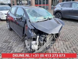damaged passenger cars Toyota Yaris Yaris III (P13), Hatchback, 2010 / 2020 1.0 12V VVT-i 2015