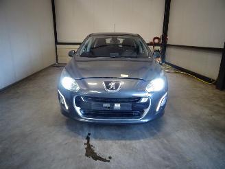 voitures motocyclettes  Peugeot 308 1.6 HDI 2013/4