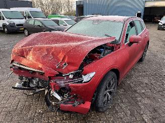 Damaged car Volvo V-60 2.0 B3  Automaat   ( 5700 Km ) 2022/10