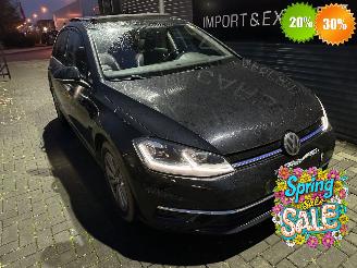 Voiture accidenté Volkswagen Golf 1.4 TSI DSG AUTOMAAT  / PANORAMA / CAMERA / LEER / LED / 2018/5