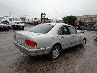desmontaje vehículos comerciales Mercedes E-klasse  1998/11